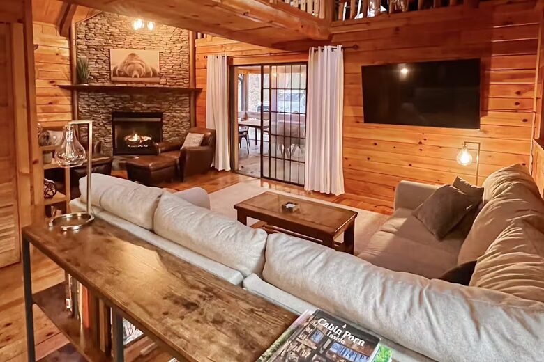 Secluded Blue Ridge Cabin with Hot Tub & Firepit - Blue Ridge, Georgia