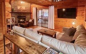 Secluded Blue Ridge Cabin with Hot Tub & Firepit - Blue Ridge, Georgia