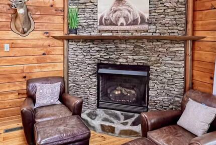 Secluded Blue Ridge Cabin with Hot Tub & Firepit - Blue Ridge, Georgia