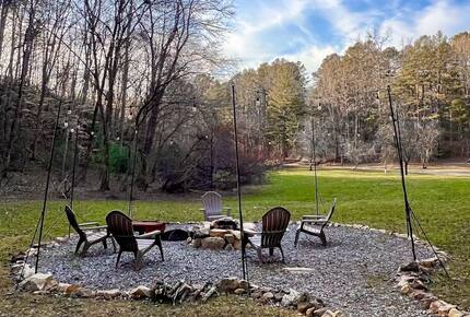 Secluded Blue Ridge Cabin with Hot Tub & Firepit - Blue Ridge, Georgia