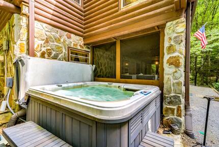 Secluded Blue Ridge Cabin with Hot Tub & Firepit - Blue Ridge, Georgia