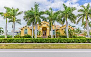 Spacious Marco Island Retreat Steps from Beaches & Shops - Marco Island, Florida