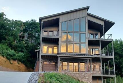 Contemporary Mountain Haven with Breathtaking Vistas - Gatlinburg, Tennessee
