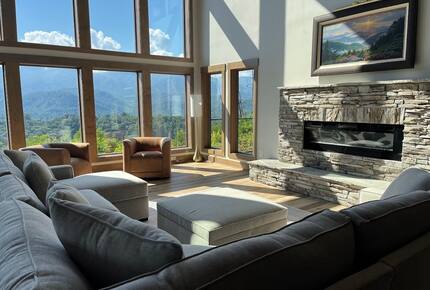 Contemporary Mountain Haven with Breathtaking Vistas - Gatlinburg, Tennessee