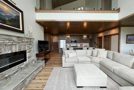 Contemporary Mountain Haven with Breathtaking Vistas - Gatlinburg, Tennessee