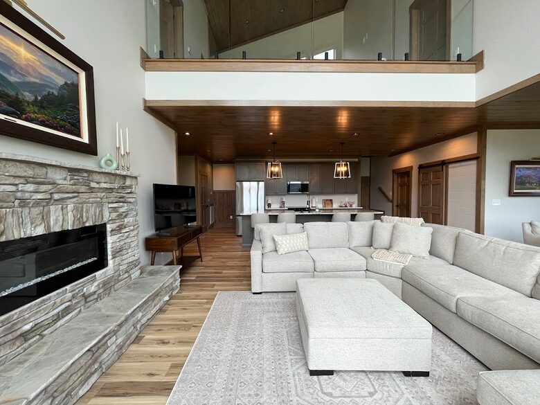 Contemporary Mountain Haven with Breathtaking Vistas - Gatlinburg, Tennessee