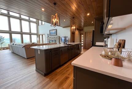 Contemporary Mountain Haven with Breathtaking Vistas - Gatlinburg, Tennessee