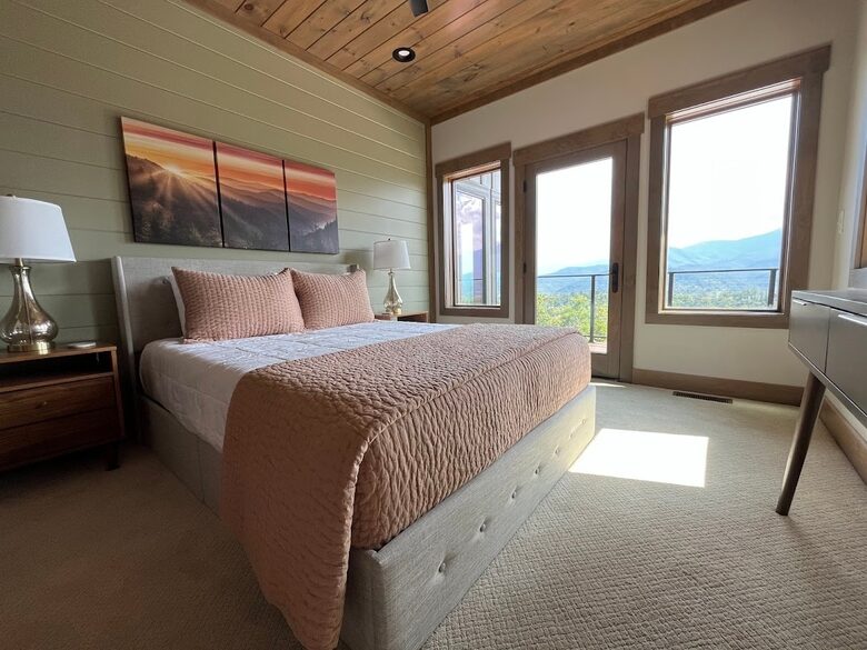 Contemporary Mountain Haven with Breathtaking Vistas - Gatlinburg, Tennessee