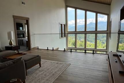 Contemporary Mountain Haven with Breathtaking Vistas - Gatlinburg, Tennessee