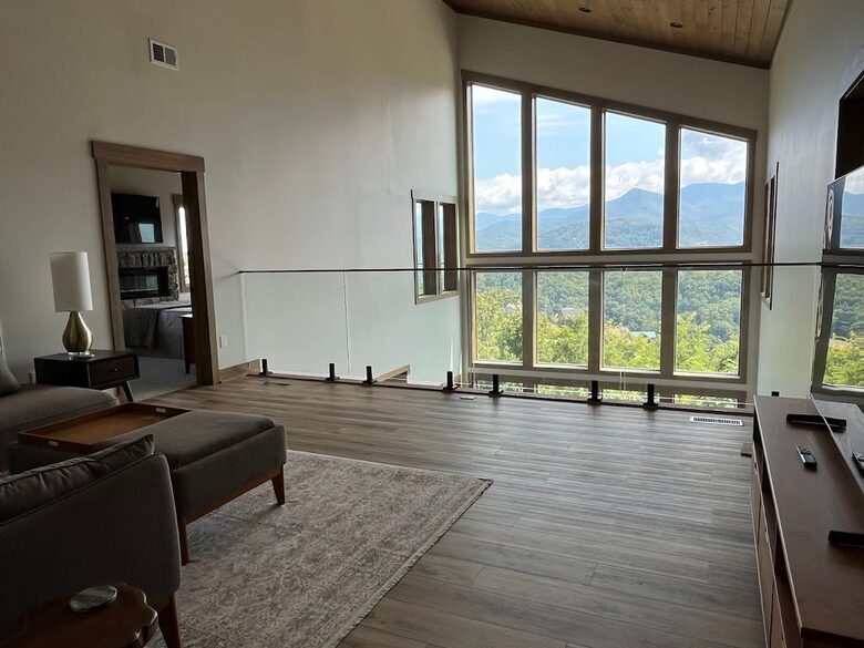 Contemporary Mountain Haven with Breathtaking Vistas - Gatlinburg, Tennessee