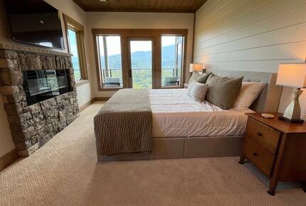 Contemporary Mountain Haven with Breathtaking Vistas - Gatlinburg, Tennessee