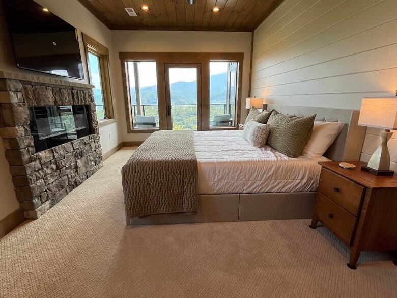 Contemporary Mountain Haven with Breathtaking Vistas - Gatlinburg, Tennessee