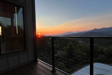 Contemporary Mountain Haven with Breathtaking Vistas - Gatlinburg, Tennessee