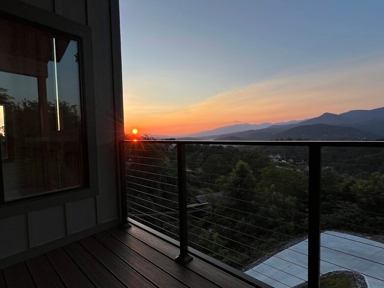 Contemporary Mountain Haven with Breathtaking Vistas - Gatlinburg, Tennessee