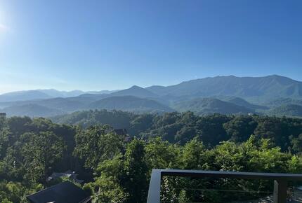 Contemporary Mountain Haven with Breathtaking Vistas - Gatlinburg, Tennessee