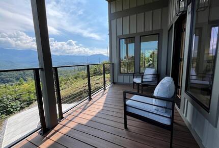 Contemporary Mountain Haven with Breathtaking Vistas - Gatlinburg, Tennessee