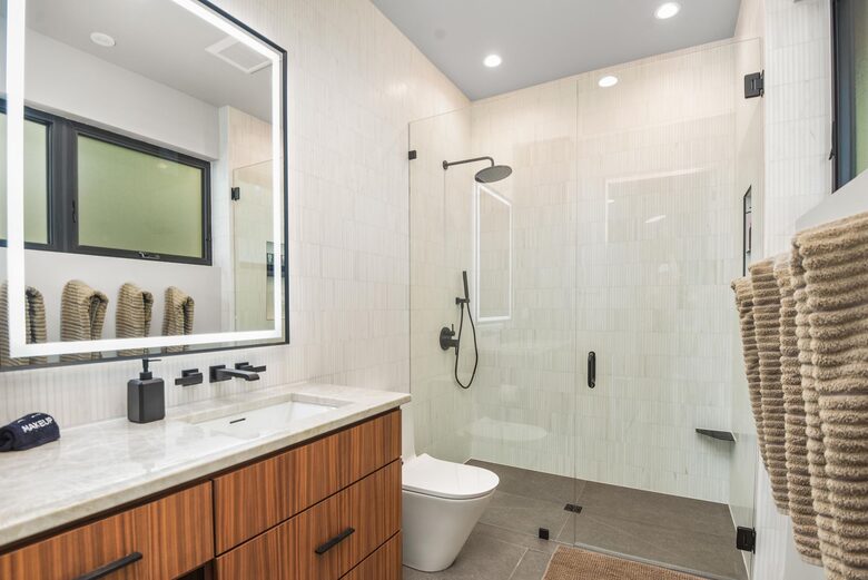 Glass-Walled Retreat on Lake Pend Oreille - Sagle, Idaho