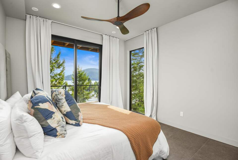 Glass-Walled Retreat on Lake Pend Oreille - Sagle, Idaho