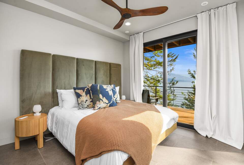 Glass-Walled Retreat on Lake Pend Oreille - Sagle, Idaho