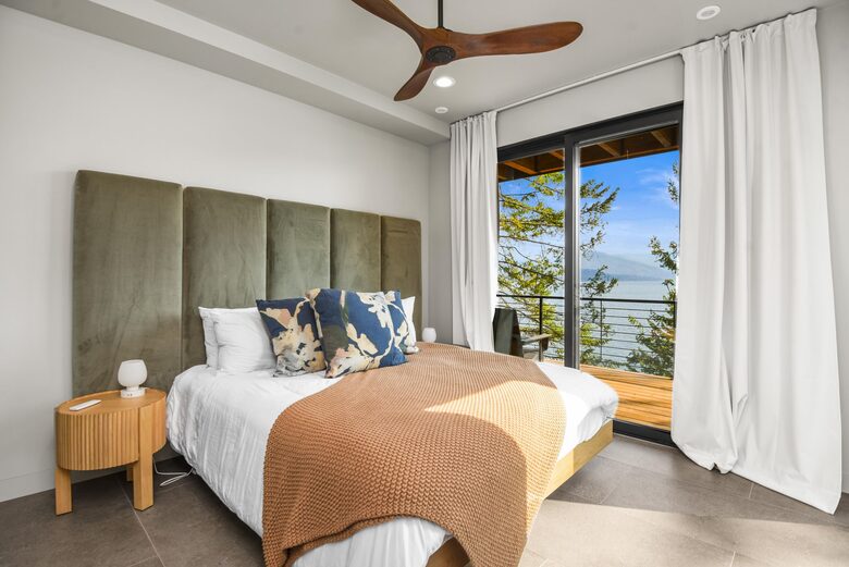 Glass-Walled Retreat on Lake Pend Oreille - Sagle, Idaho