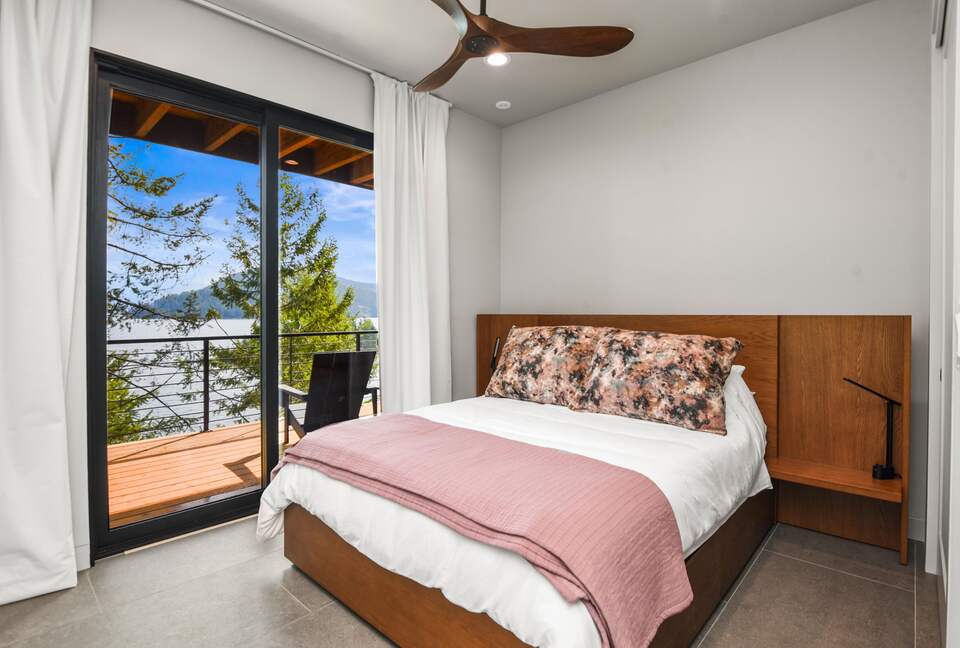 Glass-Walled Retreat on Lake Pend Oreille - Sagle, Idaho