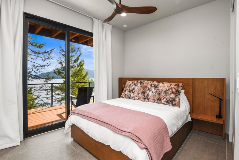 Glass-Walled Retreat on Lake Pend Oreille - Sagle, Idaho