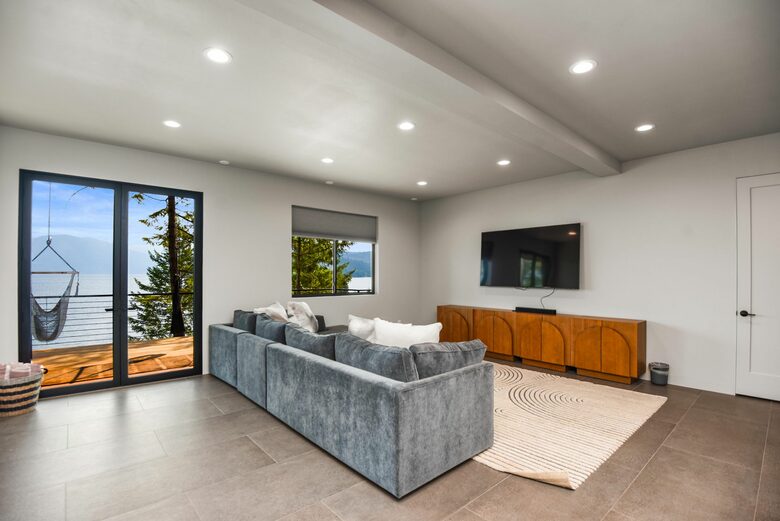 Glass-Walled Retreat on Lake Pend Oreille - Sagle, Idaho