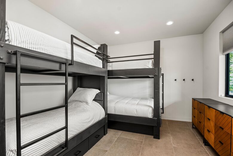 Glass-Walled Retreat on Lake Pend Oreille - Sagle, Idaho