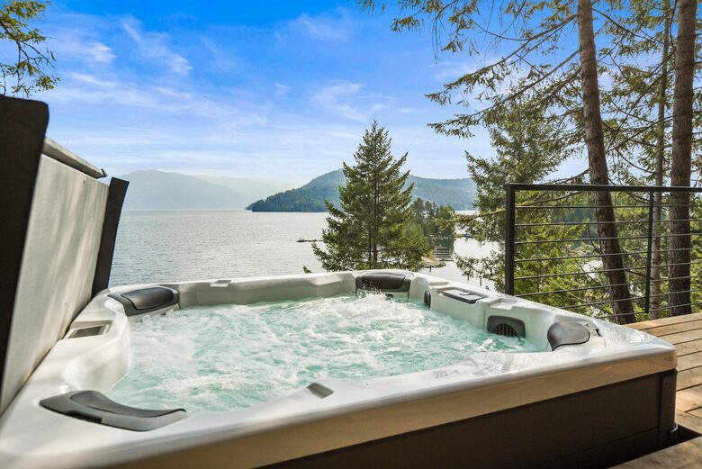 Glass-Walled Retreat on Lake Pend Oreille - Sagle, Idaho