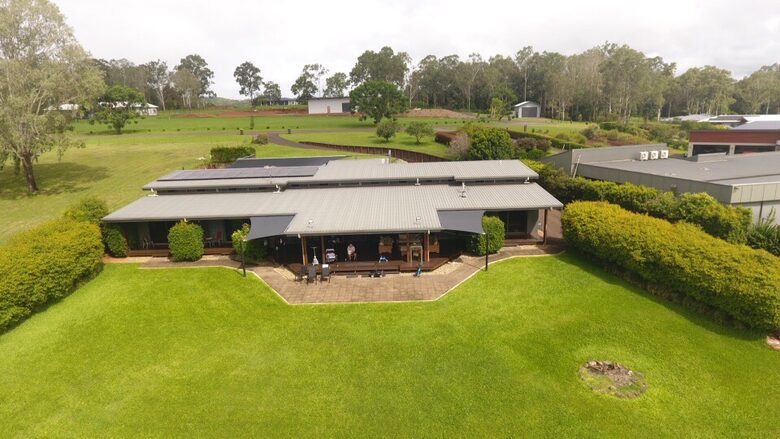 Group Getaway with Firepit & BBQ on Lake Tinaroo - Barrine, Australia