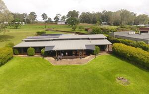 Group Getaway with Firepit & BBQ on Lake Tinaroo - Barrine, Australia