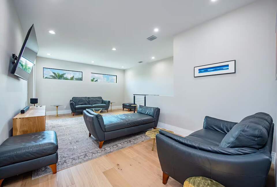 Luxury 4-Bedroom Home Near Vanderbilt Beach - Naples, Florida