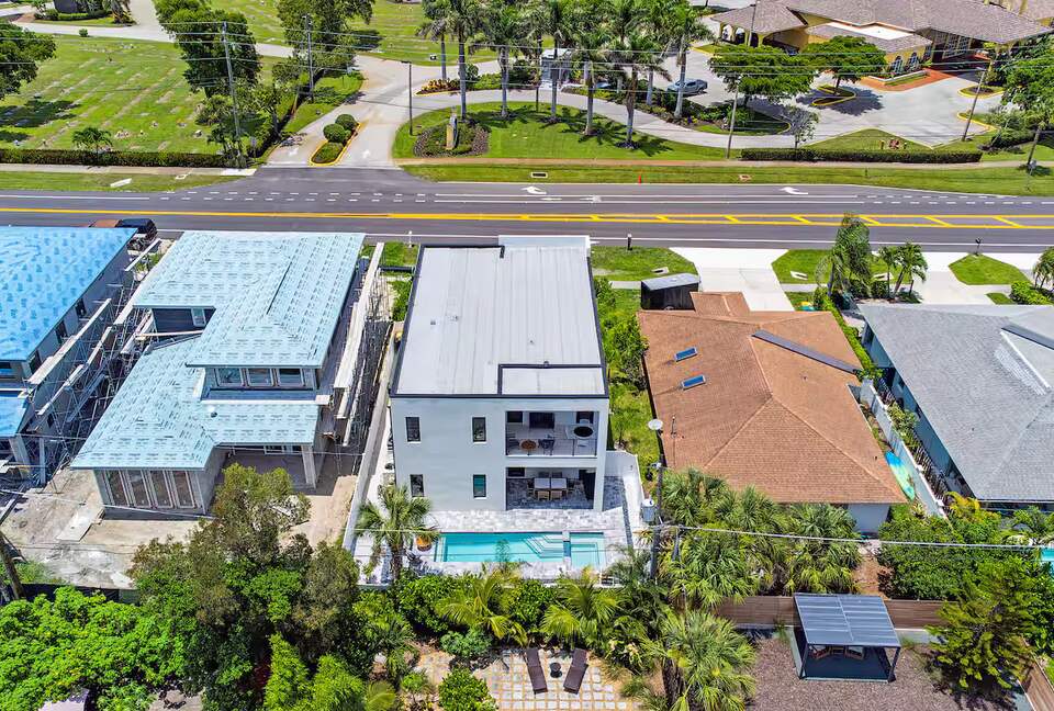 Luxury 4-Bedroom Home Near Vanderbilt Beach - Naples, Florida