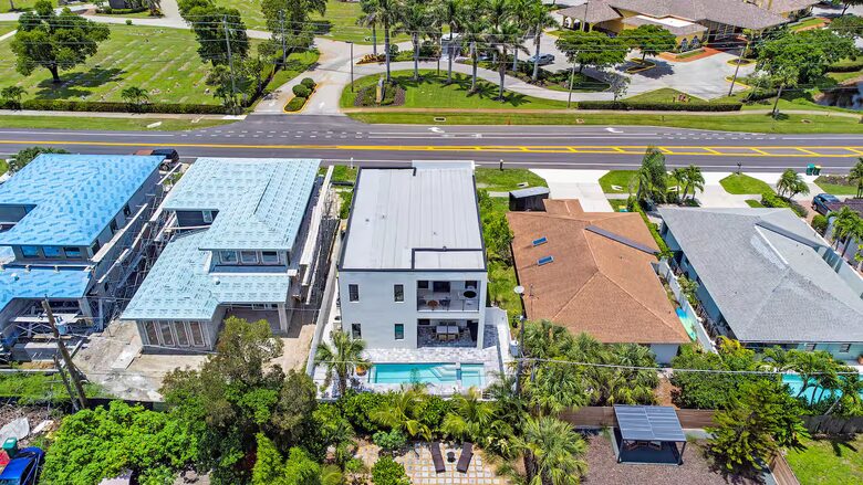 Luxury 4-Bedroom Home Near Vanderbilt Beach - Naples, Florida