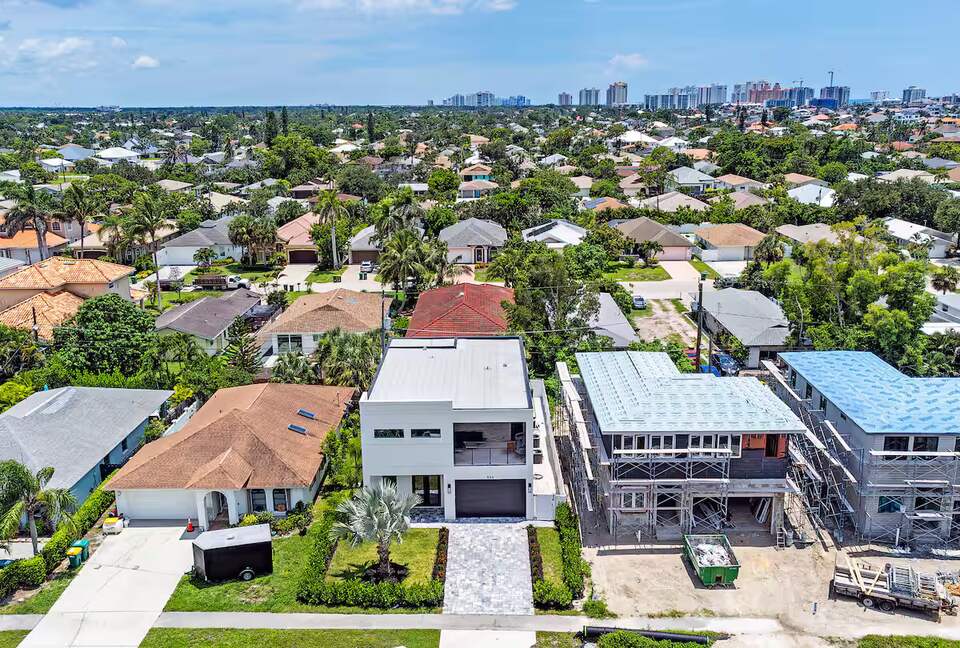 Luxury 4-Bedroom Home Near Vanderbilt Beach - Naples, Florida