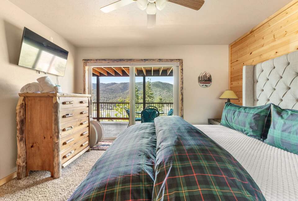 Mountain View Retreat in Castle Glen Estates - Big Bear Lake, California