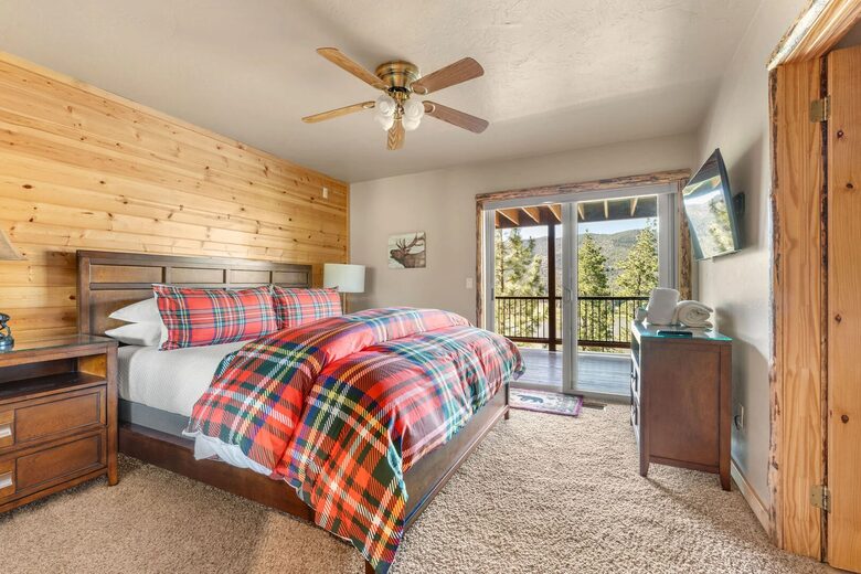 Mountain View Retreat in Castle Glen Estates - Big Bear Lake, California