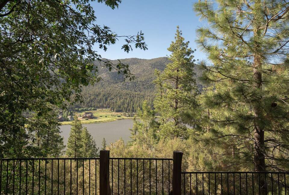 Mountain View Retreat in Castle Glen Estates - Big Bear Lake, California