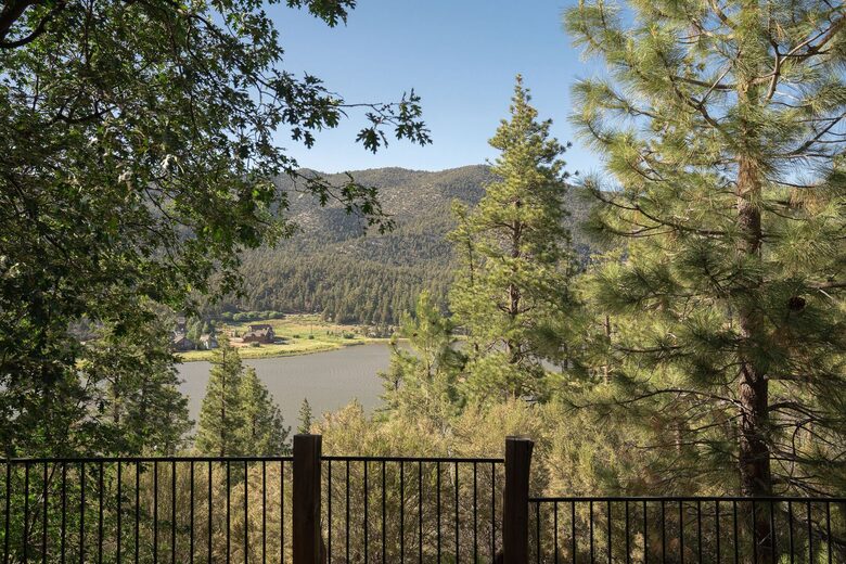 Mountain View Retreat in Castle Glen Estates - Big Bear Lake, California