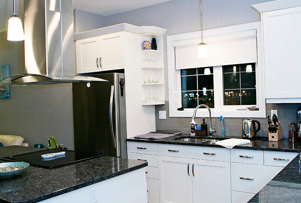 Year-Round Lakeside Escape | Walk to Downtown, Golf & Marina - Town of Sylvan Lake, Canada