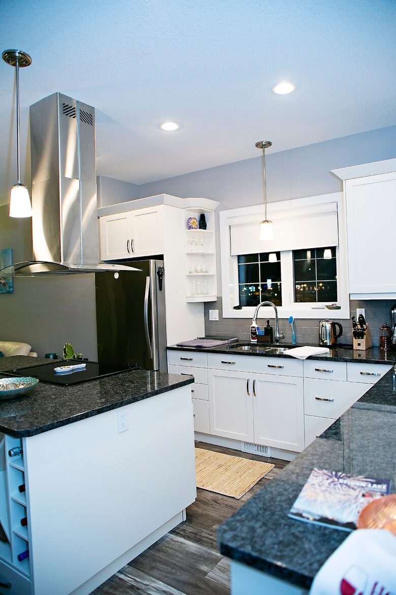 Year-Round Lakeside Escape | Walk to Downtown, Golf & Marina - Town of Sylvan Lake, Canada