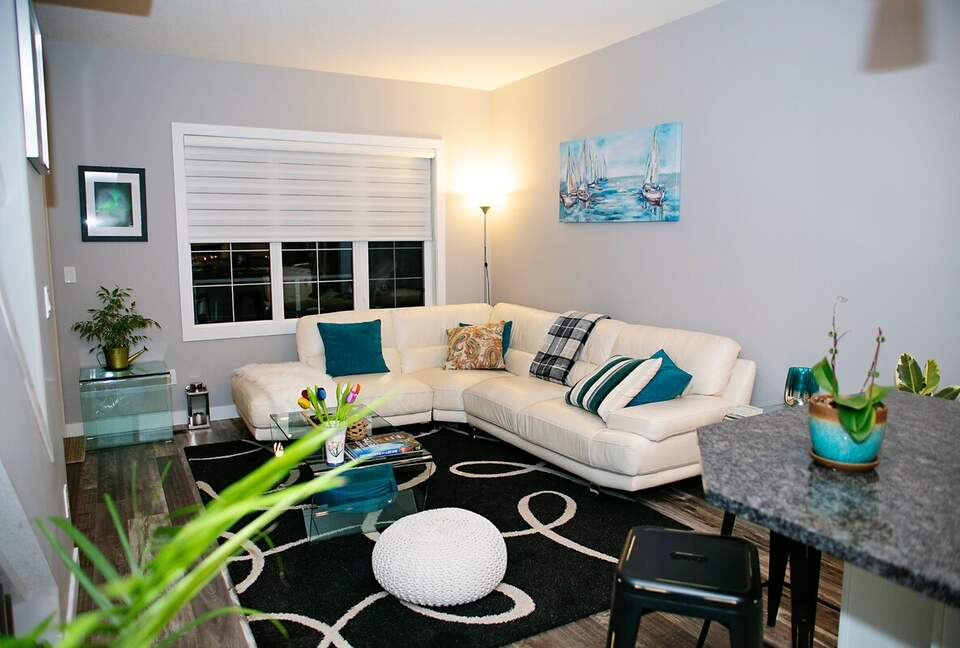 Year-Round Lakeside Escape | Walk to Downtown, Golf & Marina - Town of Sylvan Lake, Canada