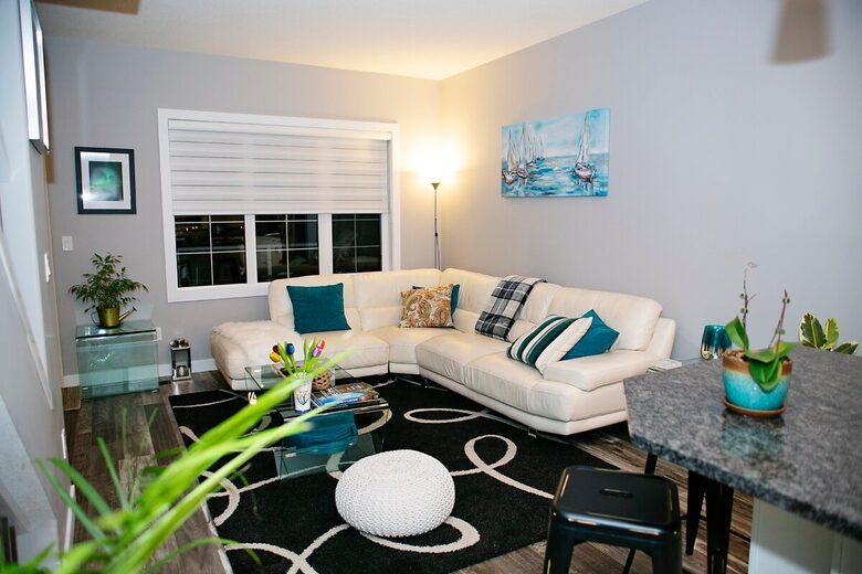 Year-Round Lakeside Escape | Walk to Downtown, Golf & Marina - Town of Sylvan Lake, Canada