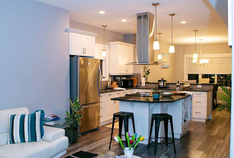 Year-Round Lakeside Escape | Walk to Downtown, Golf & Marina - Town of Sylvan Lake, Canada