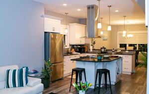 Year-Round Lakeside Escape | Walk to Downtown, Golf & Marina - Town of Sylvan Lake, Canada