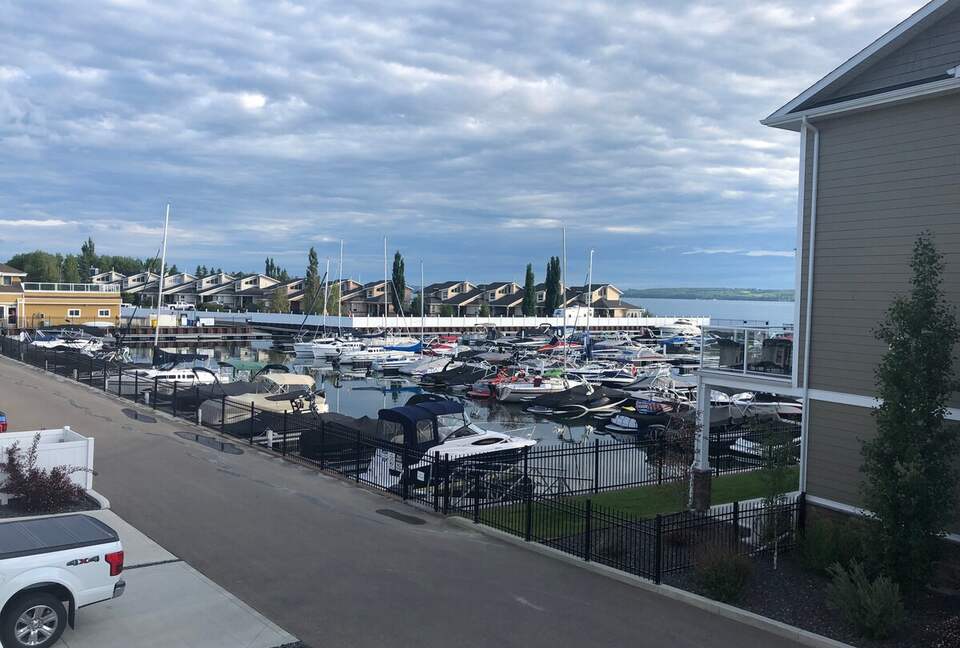 Year-Round Lakeside Escape | Walk to Downtown, Golf & Marina - Town of Sylvan Lake, Canada