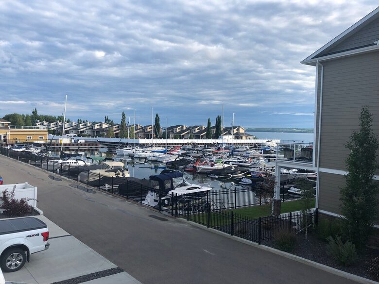 Year-Round Lakeside Escape | Walk to Downtown, Golf & Marina - Town of Sylvan Lake, Canada