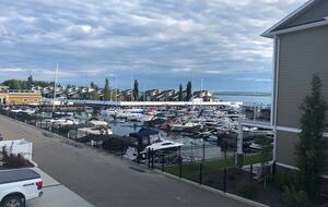 Year-Round Lakeside Escape | Walk to Downtown, Golf & Marina - Town of Sylvan Lake, Canada