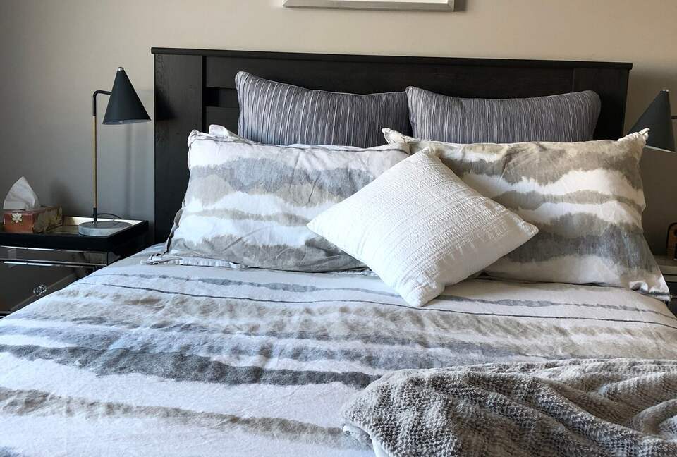 Year-Round Lakeside Escape | Walk to Downtown, Golf & Marina - Town of Sylvan Lake, Canada