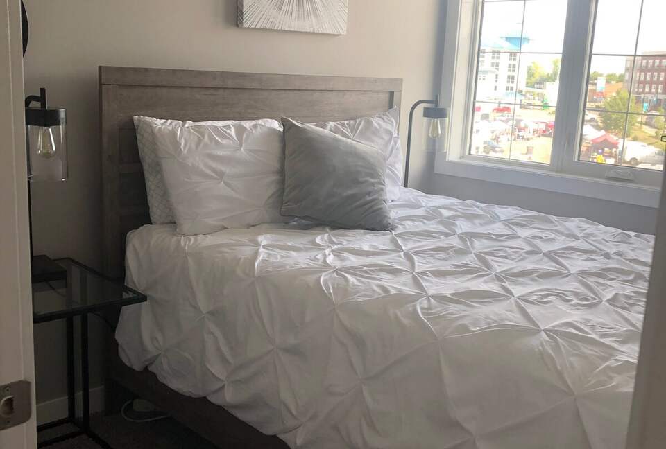 Year-Round Lakeside Escape | Walk to Downtown, Golf & Marina - Town of Sylvan Lake, Canada